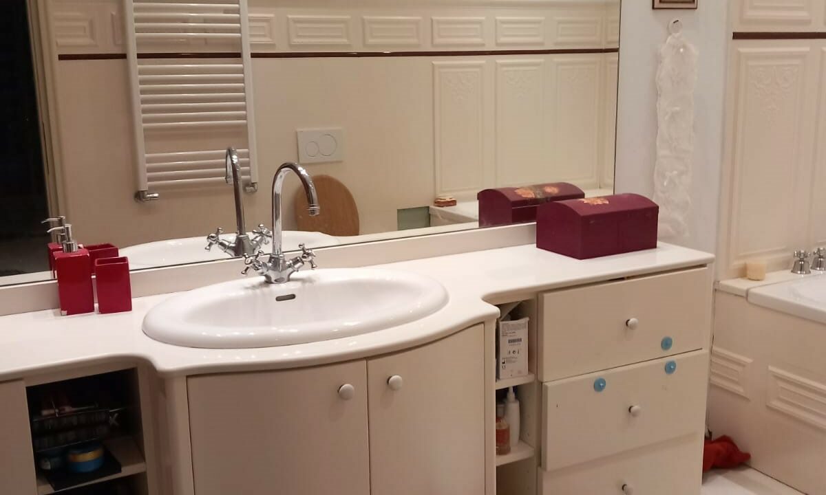 ground floor master bathroom